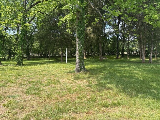 Building Photo - Spacious Duplex with Fenced-In Backyard!