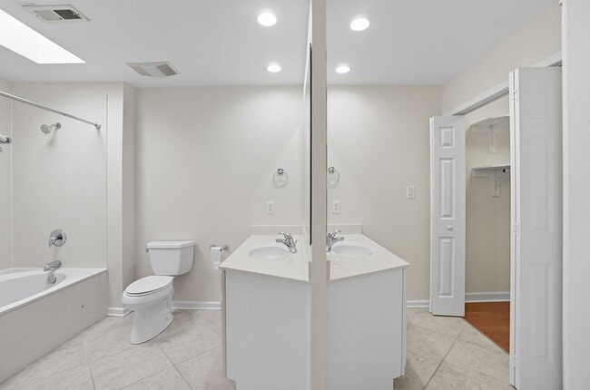 Building Photo - 9221 N Vicksburg Park Ct