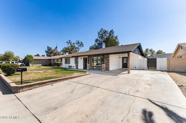 Building Photo - 7613 W Devonshire Ave