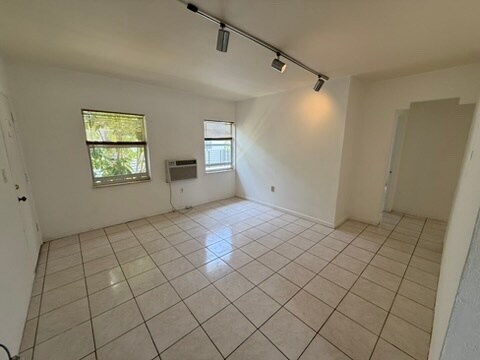 Building Photo - 518 Santander Ave