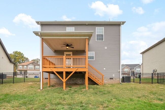 Building Photo - Like New Three Bedroom!