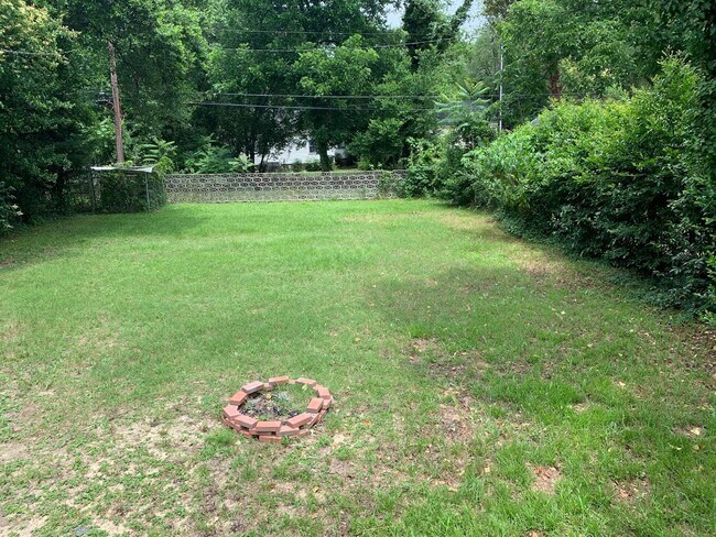 Building Photo - 2 Bed, 1 Bath in Rosewood | Available Late August
