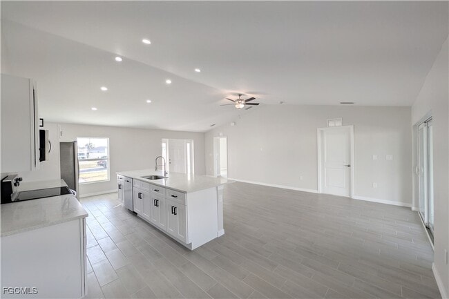 Building Photo - 707 Kismet Pkwy E