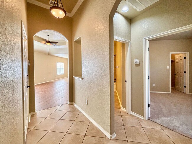 Building Photo - A beautifully maintained 3-bedroom, 2-bath oasis nestled right off 1604 and FM 1976 in Converse!