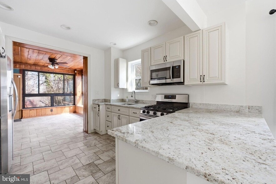 Building Photo - 3225 Chestnut St NE