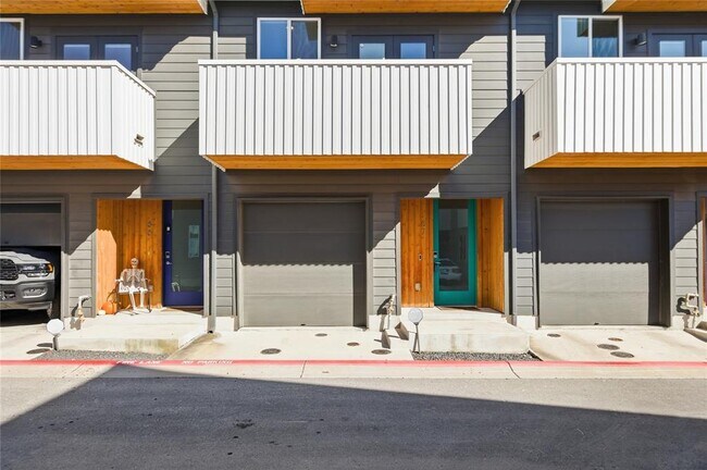 Building Photo - 814 N Bluff Dr