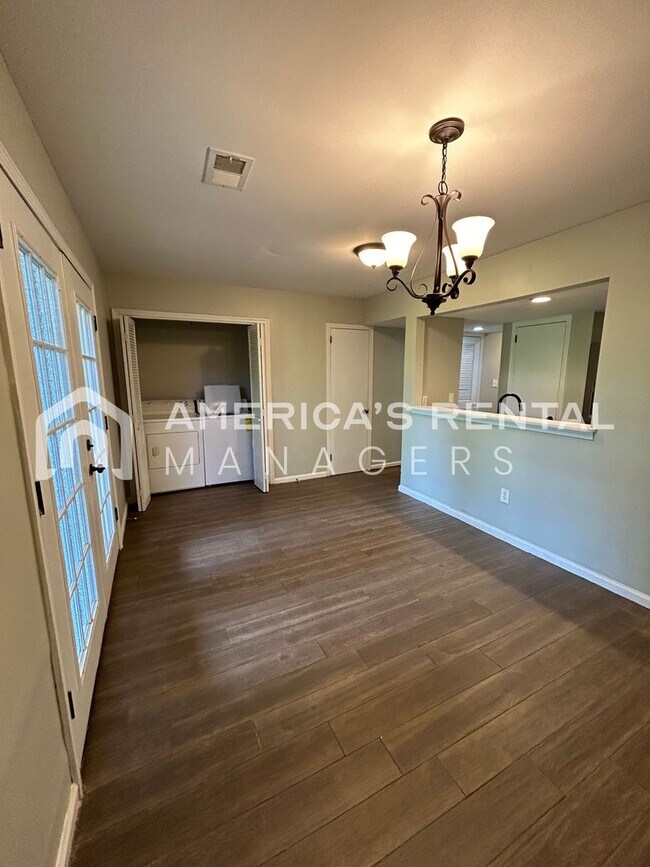 Building Photo - 2422 Hampstead Dr