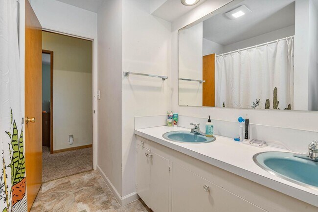 Building Photo - Charming 3-bdrm/2-bath Mid-Century ranch—A...