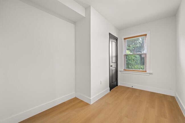 Building Photo - 14 Westervelt Pl