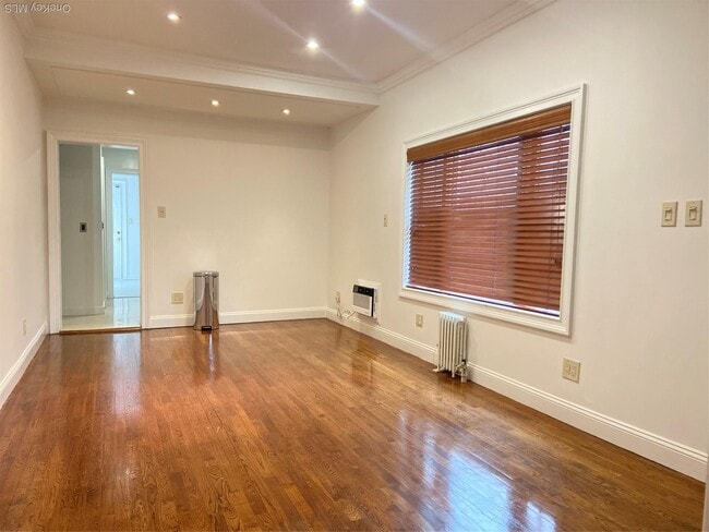 Building Photo - 84-80-84161 161st St