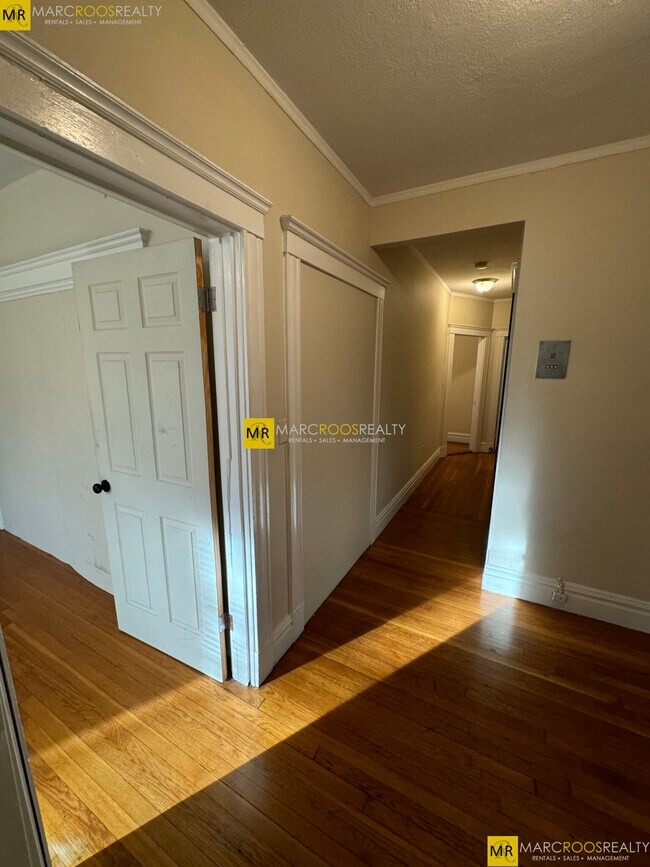 Building Photo - 59A Strathmore Rd