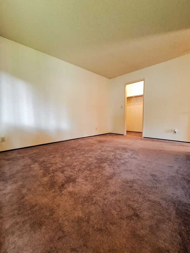 Building Photo - Spacious First Floor 2bd Condo With Laundr...