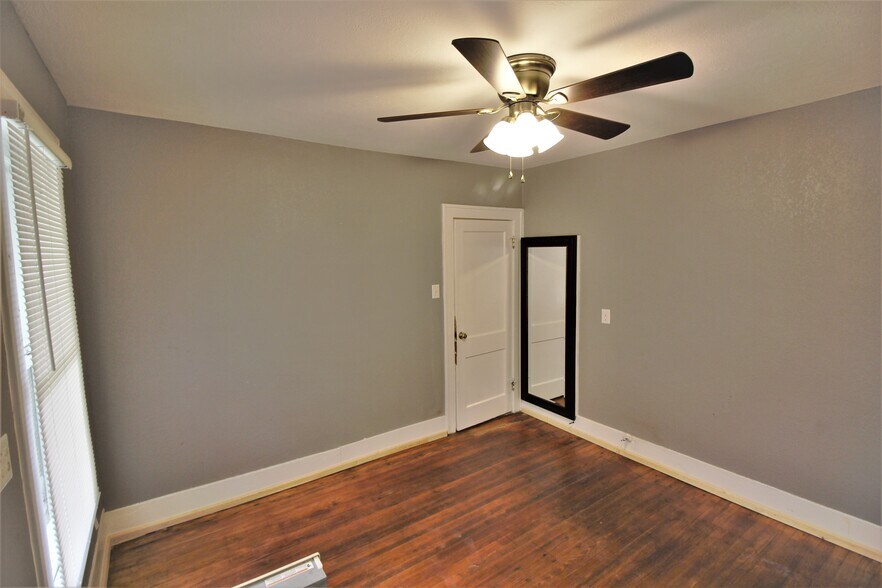 Building Photo - 4405 Woodside St