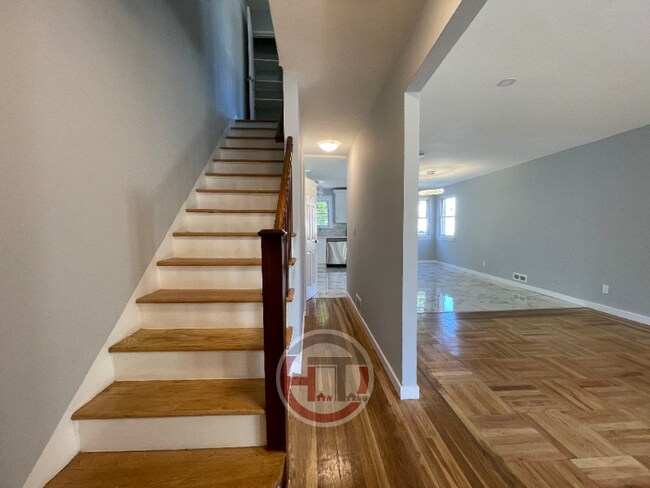 Building Photo - 1529 Dwight Pl