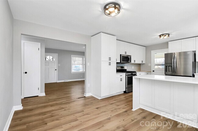 Building Photo - 526 Julia Ave