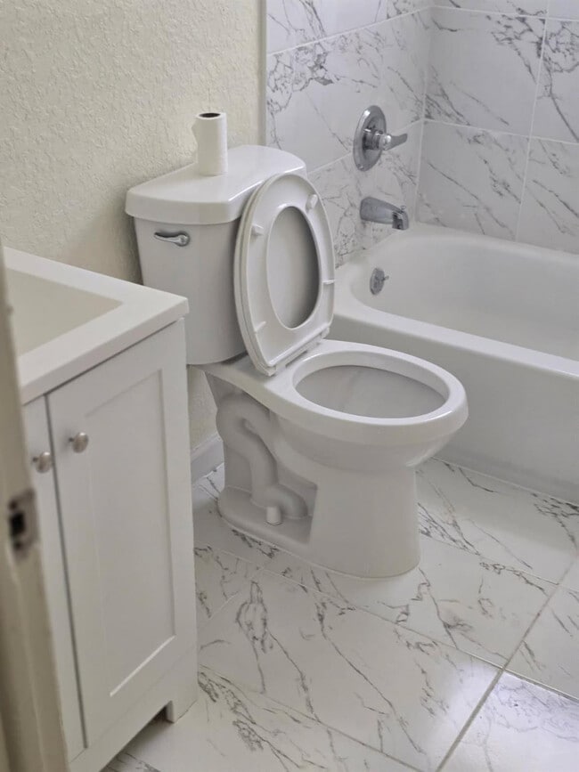 Building Photo - 2710 NW 9th St