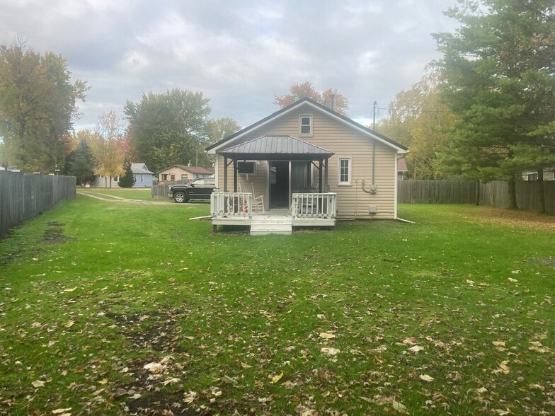 Cute newly remodeled bungalow, 1b, 1 bath, located in Bangor Twp a block from the mouth of the Bay. - 990 Pine Rd