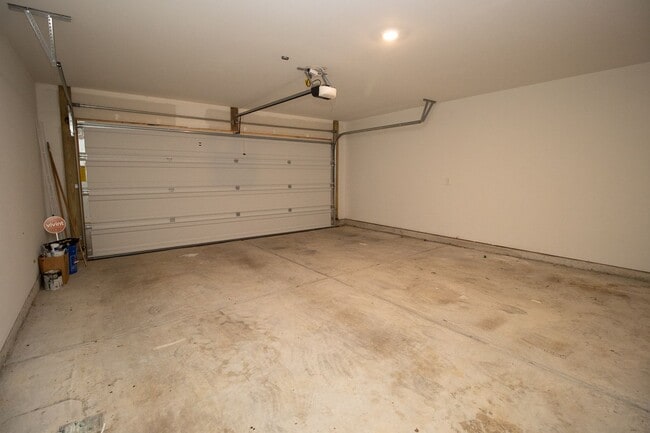 Building Photo - Gorgeous 3 Bedroom, 2 Bath - Available Mid...