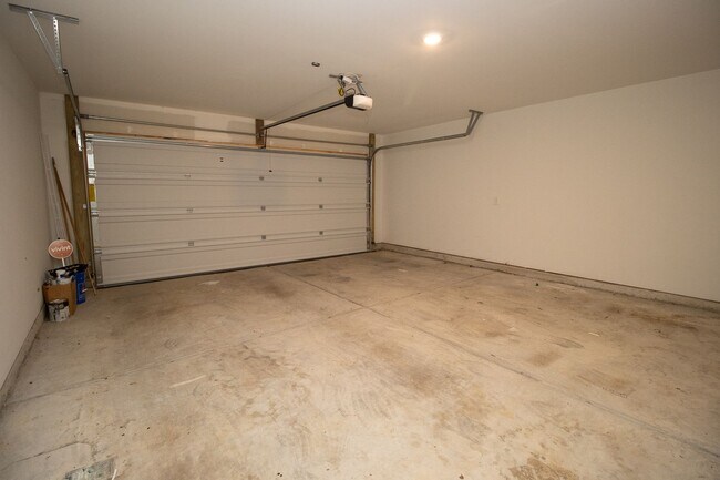 Building Photo - Gorgeous 3 Bedroom, 2 Bath ~ Minutes to Fo...