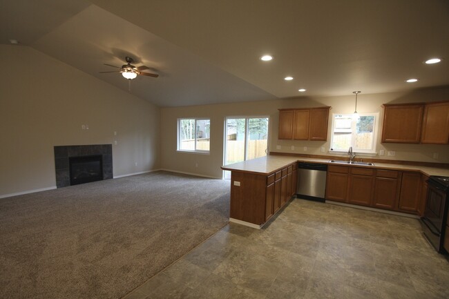 Building Photo - 3 Bedroom Eagle River Home!