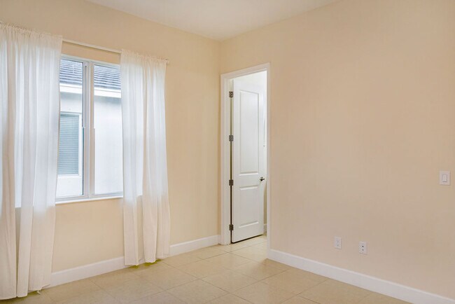 Building Photo - 15323 Goldfinch Cir