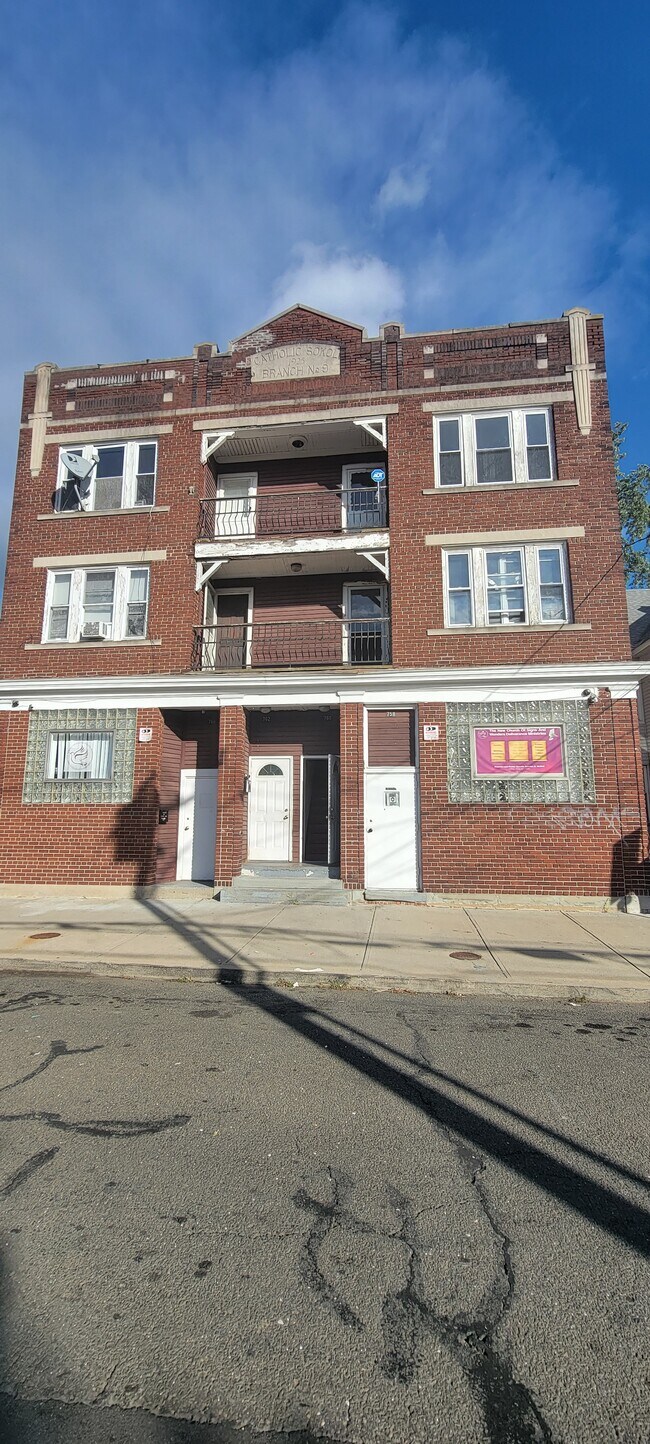 Primary Photo - 760 Hallett St