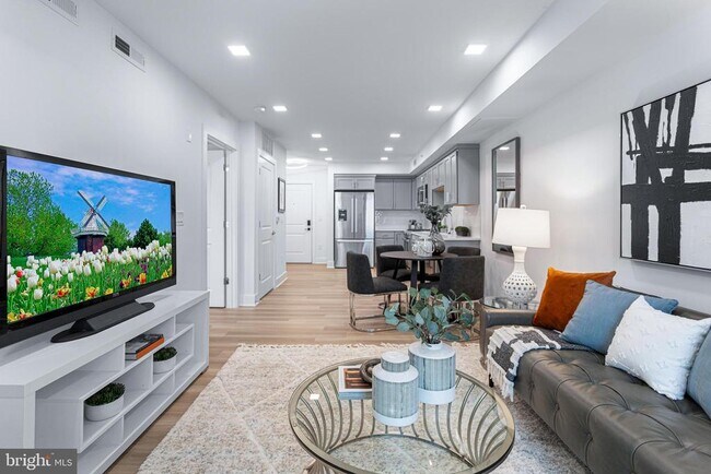 Building Photo - 701 N Henry St