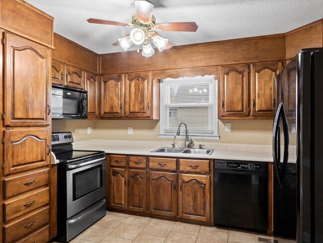 Building Photo - Nice, well-maintained home located on a quiet street in East Limestone.