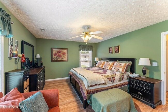 Building Photo - 519 Country Oaks Dr