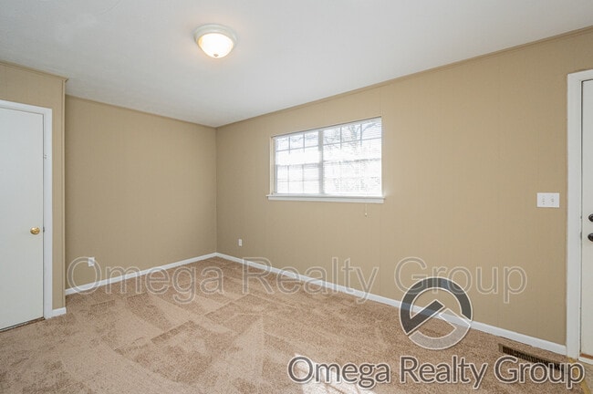 Building Photo - 504 Roselle Ln