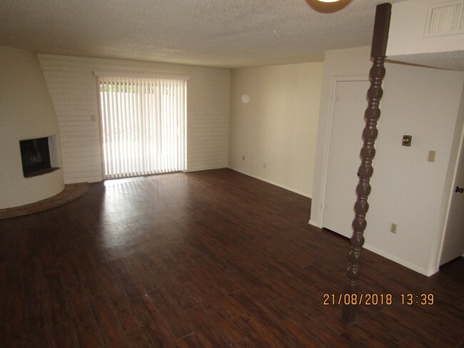 Building Photo - 2 Bedroom 2 Bath Duplex!! Taking Applicati...