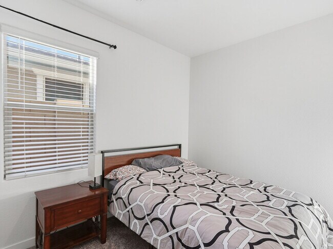 Building Photo - 9712 E Twinkle Ave