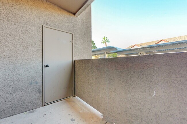 Building Photo - Ground Floor 2BD/2BA Condo in Gated Henderson Community – Resort-Style Amenities!