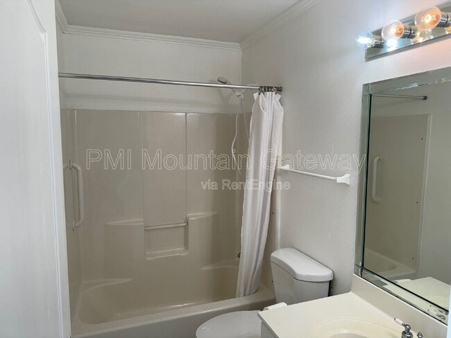 Building Photo - 73 Birdie Ln