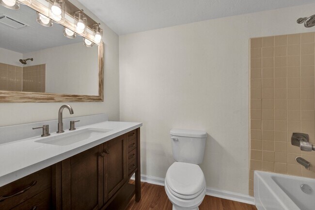 Building Photo - Bright and Spacious 2 Bedroom Condo in Spanish Pines