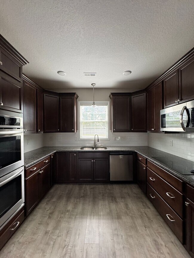 Building Photo - Spacious 4 Bed 3 Bath Home with Fenced Yard