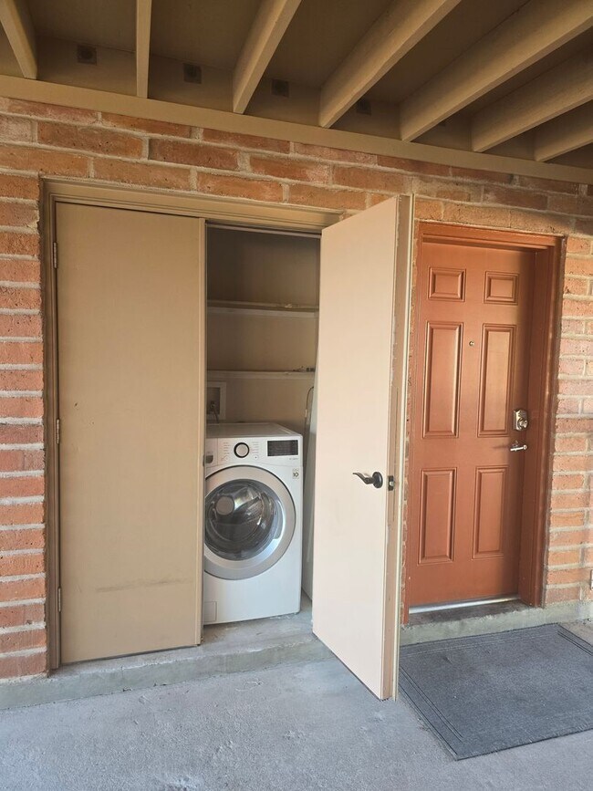 Building Photo - 9063 E Bellevue St