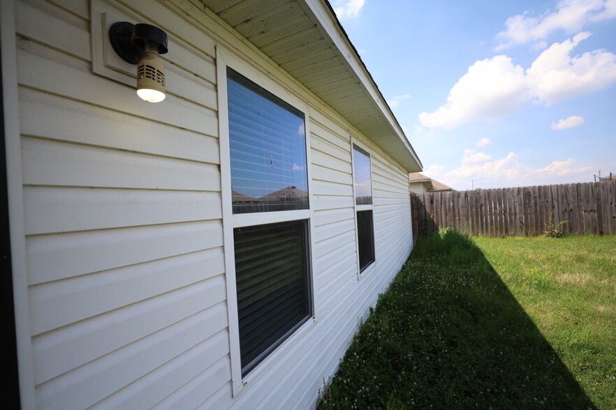 Building Photo - 3730 Churchill Dr