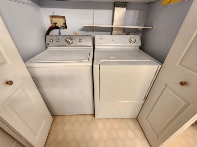 Building Photo - 184 Ridgeview St