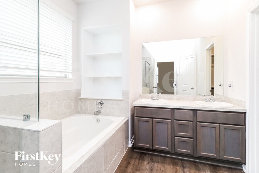 Building Photo - 14735 Country Club Dr