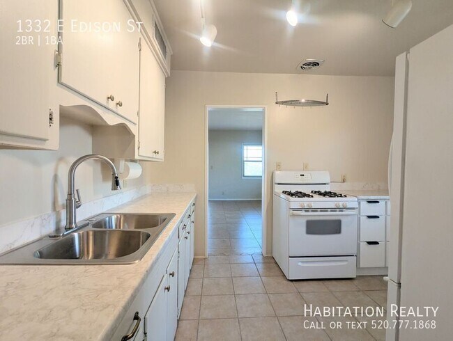 Building Photo - 1332 E Edison St