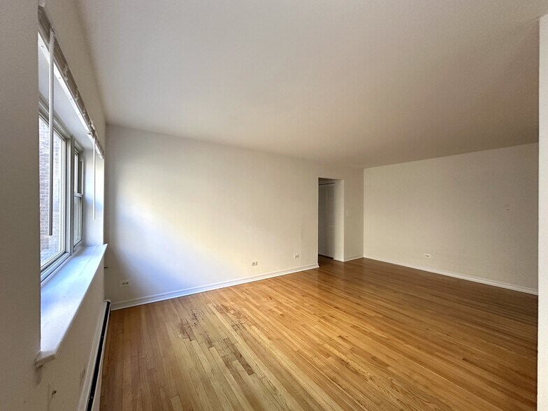 Building Photo - 6830 N Sheridan Rd