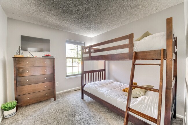 Building Photo - Charming 3BR 2 BA w/ Attached Garage in Centennial! Owner is offering 50% off one month's rent!