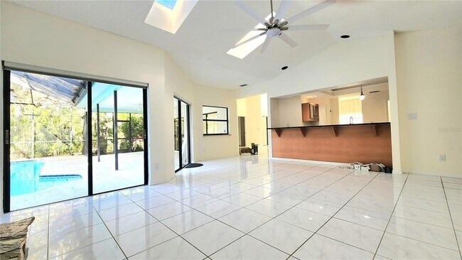 Building Photo - 3037 Crest Dr