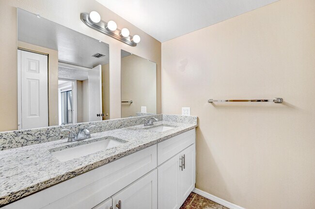 Building Photo - 2111 Vista Oaks Cir NE