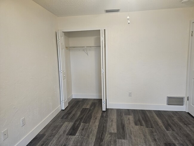 Building Photo - 1164 Viking Dr