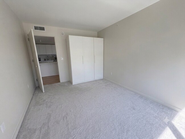 Building Photo - 3 bedroom unit at SYMPHONY HONOLULU!