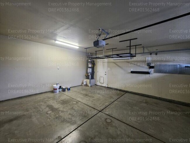 Building Photo - Spacious 4 bedroom 2 bathroom home located in the Ashton Falls community