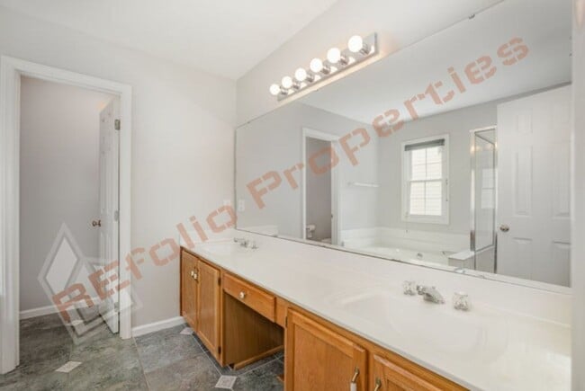 Building Photo - Lovely 4-Bedroom House w/1st FL Primary Su...