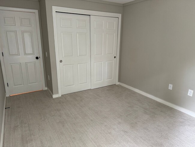 Building Photo - Beautiful One Bedroom Condo - HEAT INCLUDED!!